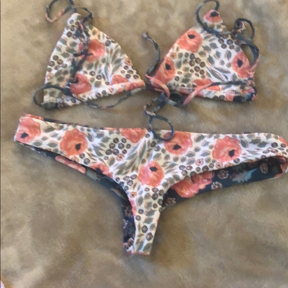 Diane’s  Bikini - Picture 3 of 4